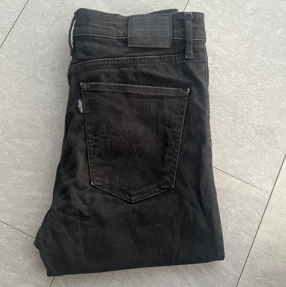 Svarta levis jeans i storlek w30 l30, modellen heter Mile high super skinny. Jeans & Byxor.