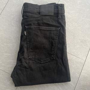 Svarta levis jeans i storlek w30 l30, modellen heter Mile high super skinny