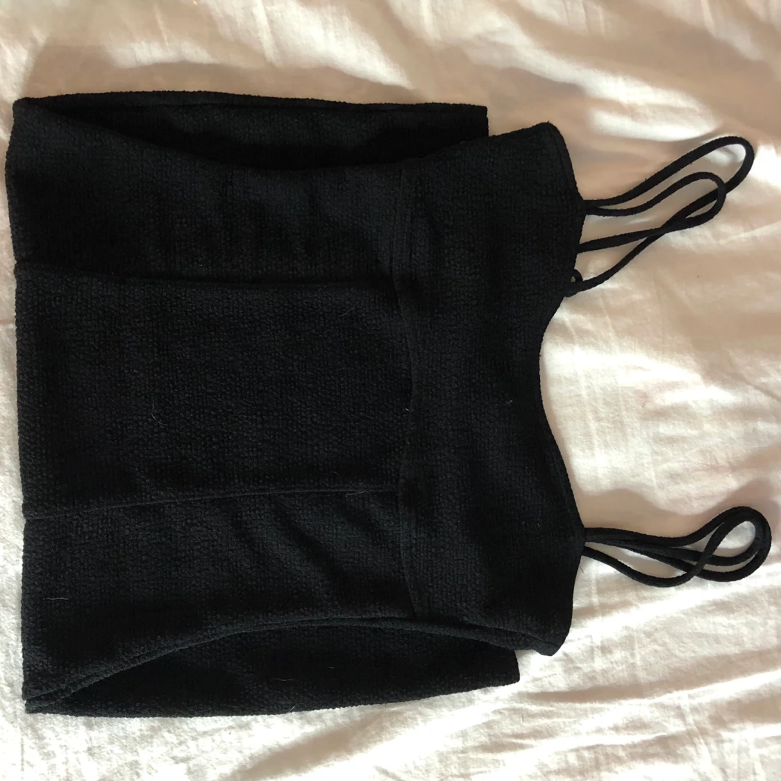 Svart slimmad klänning med slits  - 90