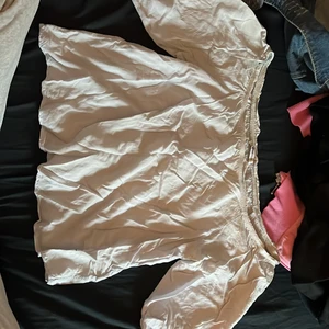 Blus - Jätte fin blus från Gina. Färgen är i babyblå och materialet är väldigt skönt och tunt. Väldigt fin till sommaren.