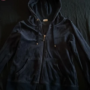 Tröja - En mörkblå tröja från Cubus. Passar inte mig längre därför säljer jag den. Jätte skönt material.