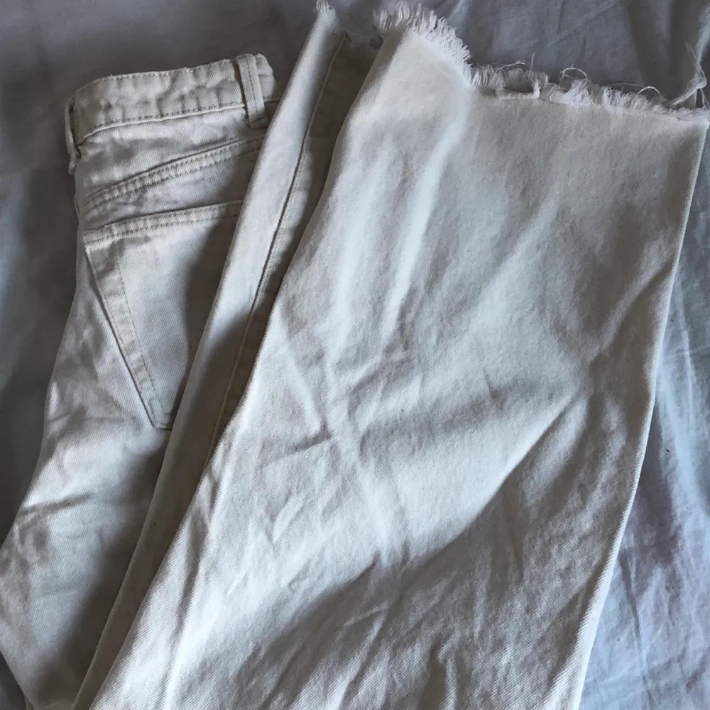 Ett par super fina wide jeans från Lindex. Klippt dom lite kortare så om du är 1,66-1,67 passar dom perfekt😁 köparen står för frakten💕. Jeans & Byxor.