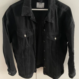 Jeansjacka, Bershka - Jeansjacka strl S men lite oversized i modell