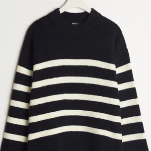 Randig skickad tröja. - Den här tröjan har en slits vid vardera ärm och en slits vid vardera sida av midjan. Har aldrig används! Ord pris 399. Priset kan diskuteras🤩