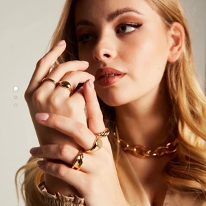 Guldiga ringar  - Guldiga ringar (Inte äkta) från New yorker. Säljer på grund av för stora. Storlek S/M. Helt nya, originalpris 69 (Nyskick)