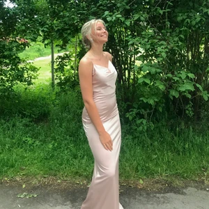 Långklänning  - Fin balklänning, endast använd en gång och den är i fint skick. Jag är 169 och klänningen är lite lång, men det går såklart att sy upp. Med en liten klack blir längden perfekt 🤩 