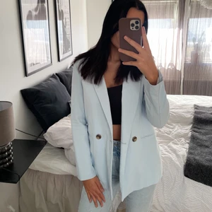 Linnekavaj H&M - Superfin linnekavaj ifrån hm i ljusblått, använd vid ett par tillfällen! Stlr 36