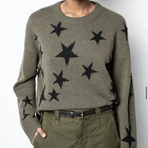 Zadig Tröja😍 - Intressekoll på min super fina Zadig tröja i cashmere! Köptes förra året och är sparsamt använd. Den är inte nopprig och har inga hål❤️ Köpte för lite mer än 4000 kr tror jag. Tröjan säljs inte längre och det är därför den är så unik😍(PRIS KAN DISKUTERAS)🫶 KAN BYTA MOT BRA BUD