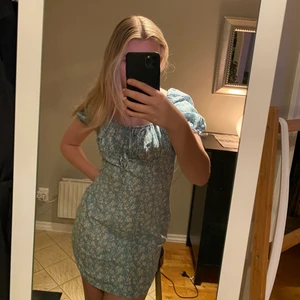 Blommig somrig klänning  - Blommig trendig klänning från SHEIN som har en rosett vid bysten 💚💚 Säljer pågrund av att ja inte använder den 