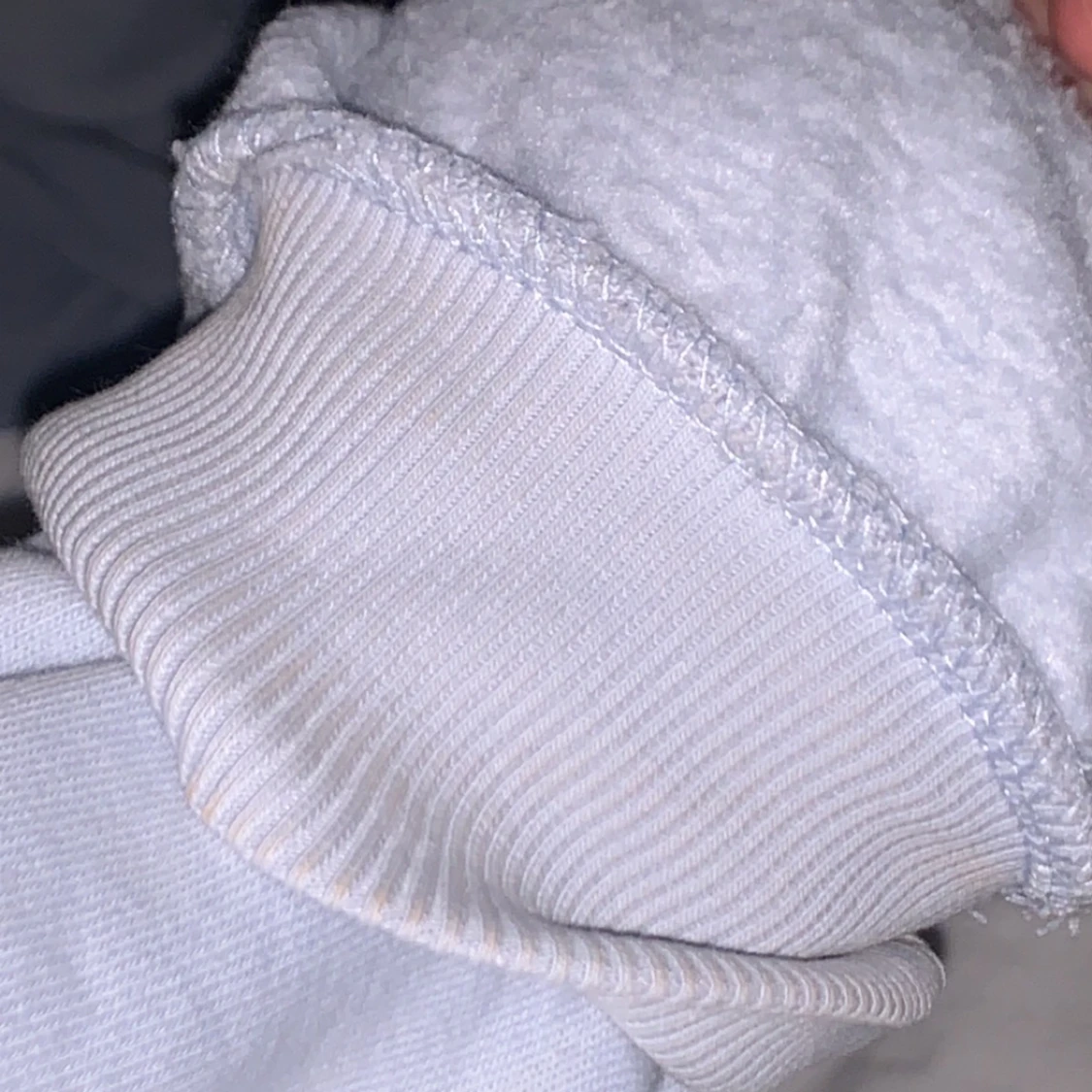 En ljus blå sweatshirt från gina - 91