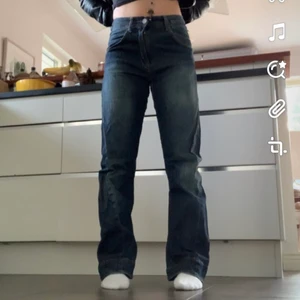 Levis jeans - Så coola å snygga blåa Levis jeans! De har coola sömmar och midwaist:)) bra längd på mig som är 158😊 fråga för fler bilder, köpare betalar frakt. Det är barnstorlek 12 men skulle säga att det är w25-26 L32🙃🙃 det är en straight-bootcut modell:))) om det är fler intresserade så blir det budgivning!