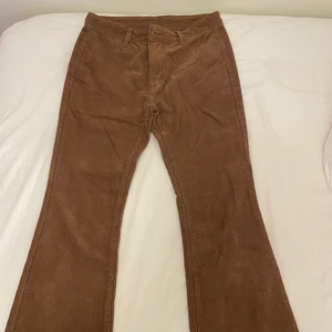 Brandy Melville bruna corduroy byxor - Låg midja bruna corduroy byxor från brandy melville  