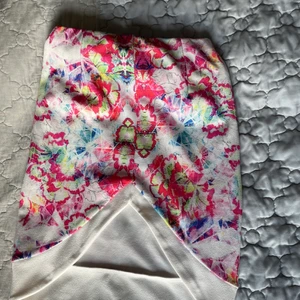 Kjol - Färgglad kjol från Nelly med slit i mitten, använd två gånger på fester med färgtema! Bra skick men får ingen användning för den längre.