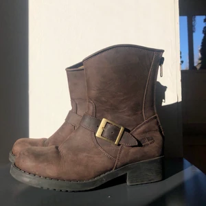 Skor/kängor  - Johnny Bulls som är använda men ändå i ett bra skick. Väldigt sköna och varma men kommer ej till användning längre. Pris går att diskutera🌸