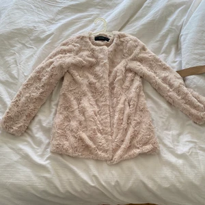 Fluffig jacka från vero moda - Jätte fin fluffig jacka från vero Moda i en ljusrosa färg. Endas använd fåtal gånger, storlek M 
