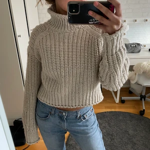 Stickad beige  - Säljer denna sköna och fina skickade tröjan från H&M i storlek XS men jag skulle säga att den sitter mer som en S. Säljer den då den tyvärr inte kommer till användning. (Skriv för fler bilder vid intresse) frakt ingår i priset 💕