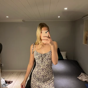 Klänning från shein - Somrig klänning från shein med justerbara band