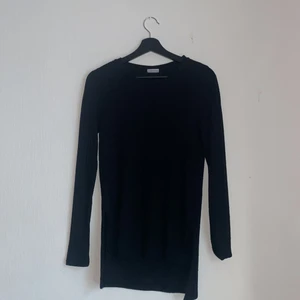Stickad svart tröja med slits   - Köpte denna underbara tröjan från Zalando för cirka 1 år sedan. Har bara använt en gång eftersom den var lite för stor för mig, bär vanligtvis storlek S men tröjan är storlek M. Tröjan är lite längre på baksidan än vad är på framsidan och har slits. 