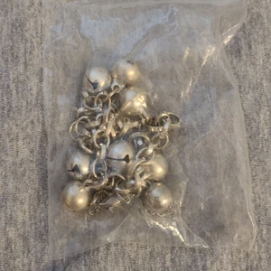 Giiter - Det finns en fotarbete som låter och den är silvrig sen finns det en halsband som är också silvrig med en rund silvrig bol. Dem båda håller ihop.