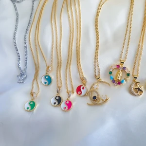 Halsband rea - 18k guldpläterad Halsband. Oanvänt. Handgjorda. 55kr/st, fri frakt. Jag skickar postning bevis video via Instagram så gärna skicka er instagram användarnamn vid köp. 