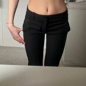 Lågmidjade kostymbyxor, Zara - Helt perfekta kostymbyxor som är jätte bra i midjan samt längden! Från Zara och är fof i perfekt skick. Bekväma och stretchiga👌 möts inte upp, 100kr + 45kr frakt! 