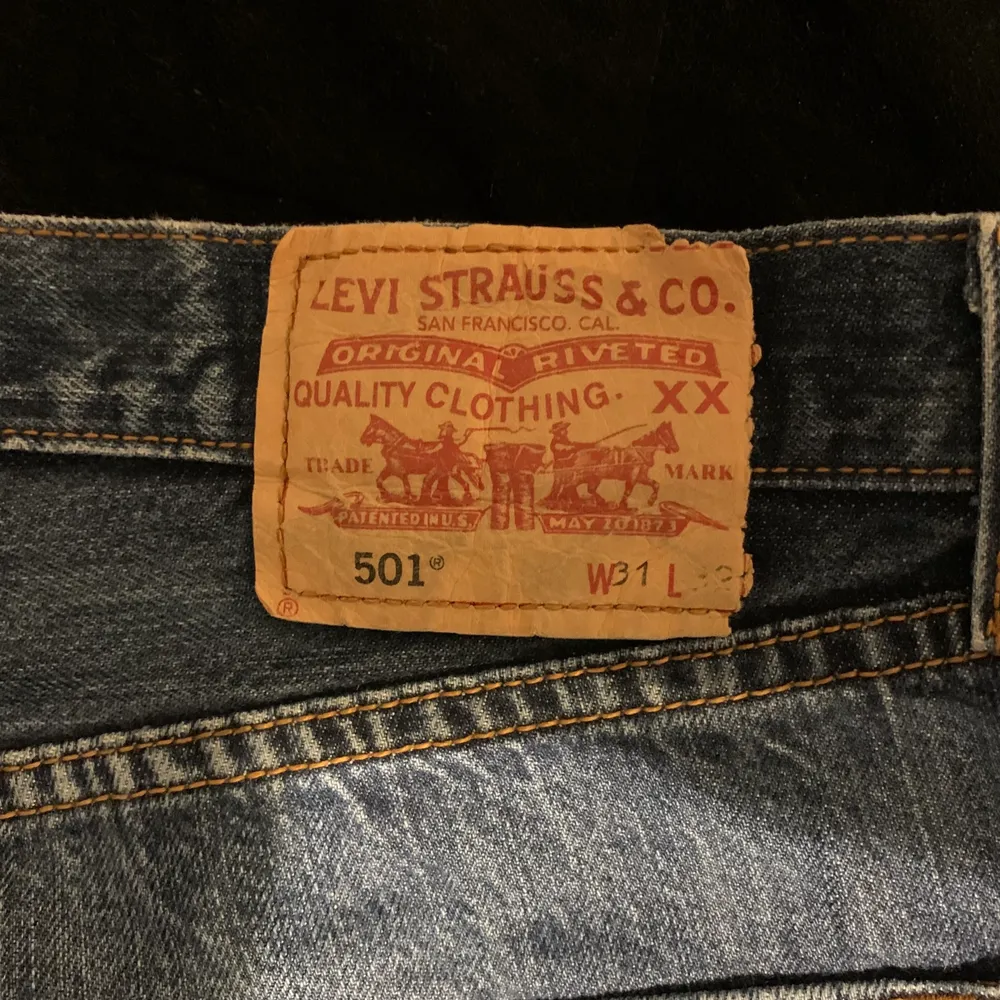 Vintage Levis 501 jeans mörkblå 31/32. Bred passform. Klippt slits nedtill slitning knä. Fint skick.. Jeans & Byxor.