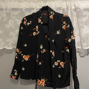 Snygg tröja bra kvalitet - Väldigt skön, sitter rätt så löst så passar M också, (är en small). Den är i bra skick, inte använd mycket & svin snyggt mönster☺️ PLUS band som kan knytas snyggt runt halsen💓