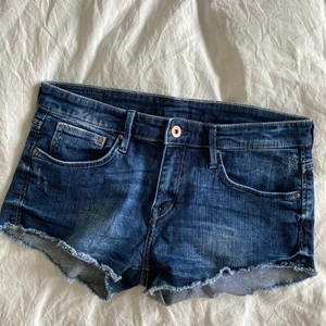 H&M shorts - lågmidjade shorts med stretch! Betalning sker via Swish eller Plick SafePay!✨💗