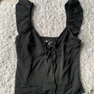 Missguided topp - Säljes då den aldrig använts, nyskick. Passar bra till fest och till vardags. Strl 38. Kan mötas upp i alingsås. Annars tillkommer frakt. 🥰