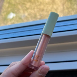 Pixi plumping - Om produkten En härlig läpprodukt med "plumping effekt". Pixi LipLift Max ger dina läppar glans, fukt samt en kylande känsla då den innehåller frisk mint. Aloe vera, jojoba och kamomill omfamnar dina läppar och ger dem ett mjukt och jämnt resultat!       ❤️ köparen står för frakt ❤️ ordinarie pris: 179kr 