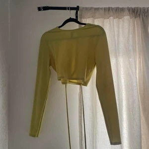 H&M - Snygg, najs festtopp. Skönt material, känns som ngt material på badkläder ish. Den är limegrön och har en snörning som kan knytas flera varv runt kroppen<3