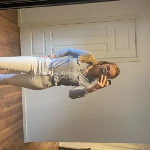 Zara basic blus - Vit- och blårandig blus från Zara basic, storlek M.