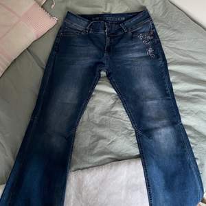 Super snygga bootcut jeans! Köpta secondhand! Sitter lågmidjat och är lite för korta för mig ( är 178)! Dm för flera bilder!💗