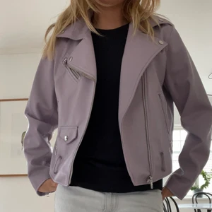 Vårig Skinnjacka - Så härlig ljuslila skinnjacka i från Zara till våren! Storlek L på mig som är en xs/s💜 RENSAR, vid snabba affär kan priset diskuteras!