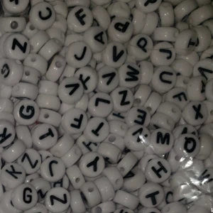 Egengjorda armband  - Armband, gjord av elastisk tråd och pärlor/bokstäver eller berlocker i egen smak. Just nu finns det små och stora ljusblå frostade pärlor, röd/gula pärlor och gråa marmor pärlor, det finns även pastelpärlor i olika färger. Bokstavspärlor finns mest i vita men även i svarta och berlocker som visas på bilden. Fler pärlor är påväg och om man önskar en färg är det bara att kontakta mig! 😊