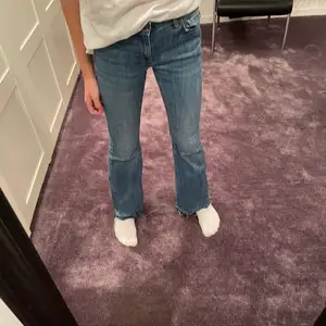  Ett par jätte snygga jeans från Lindex. Har använt ett antal gånger men de är i bra skick. Jag har sprätt upp kanterna nere på jeansen för att de ska bli längre. Säljer för att de inte riktigt passar mig. Skriv privat för mer information! Jag är 167 och är lite korta