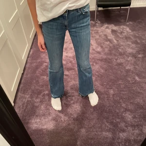 Low waisted jeans -  Ett par jätte snygga jeans från Lindex. Har använt ett antal gånger men de är i bra skick. Jag har sprätt upp kanterna nere på jeansen för att de ska bli längre. Säljer för att de inte riktigt passar mig. Skriv privat för mer information! Jag är 167 och är lite korta