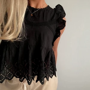 Zara topp - ‼️SÅLD‼️FÖR 300 kr‼️BUDGIVNINGEN ÄR ÖVER, BUDA PRIVAT‼️: Högsta bud: 260kr!‼️KÖP DIREKT FÖR 300kr(först till kvarn)‼️Säljer denna populära zaratopp då den inte kommer till användning tyvärr💕🤩 strl S och använd hyfsad mycket men inga tydliga defekter förutom att knappen där bak är borta❤️