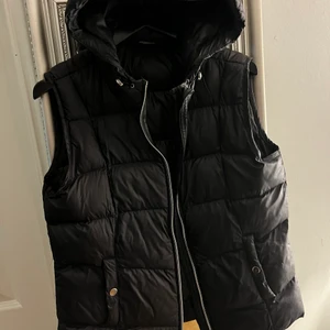 Svart väst! - Svart dunväst i strl 38! 