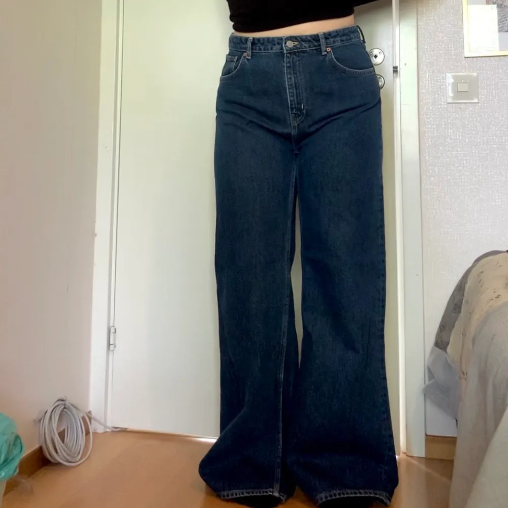 Skitsnygga baggy/wide jeans från Weekday. Myyycket längre än på modellen då mina är längd 34. 33 i bredd/midja. Så de är passande på 42-44-46. Jeans & Byxor.