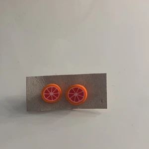 Söta örhängen🍊 - Ett par jätte söta örhängen som ser ut som en blodapelsin❤️