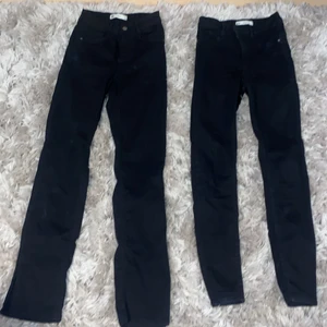 Ginatricor - Ett par svarta skinny jeans i storlek S, bra skick köpta för 299kr säljer för 150kr pris kan diskuteras. DMA för bilder <3 Ett par svarta skinny jeans med slits, aldrig använda köpta från ginatricot 400kr säljer för 250kr. DMA för bilder <3 Ni står för frakten eller möts i stockholm. Säljer dom för dom dessvärre inte kommer till användning!
