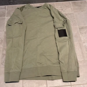 Peak pefromance - Detta är en peak performance tröja som är använd max 1 gång. De ör i ny skick och ny pris vet jag ej. Jag kommer sälja denna för 350 kr exklusive frakt. De ör storlek small.