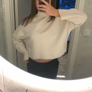 Vit polotröja  - Säljer en jättefin polotröja från COS, i storlek S, den krympte lite i tvätten och passar tyvärr inte längre så som jag vill ha den. Använd endast en gång. Den är kortare vid magen och kortare vid ärmarna🤍bara att skriva för fler bilder!