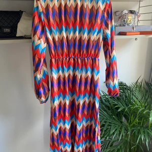 Snygg klänning i, missoni inspirerad - Helt ny klänning i storlek Medium. Passar small/medium