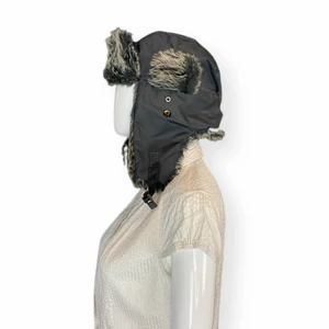 Mössa  - En mössa i 100% polyester. Kan knäppas upp. Fri spårbar frakt!