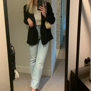 Weekday jeans  - Säljer mina jeans från weekday i modellen row i en ljus tvätt. Storlek: W:27, L: 30. Använda ett fåtal gånger, så dom är i ny skick och inte uttöjda 🤍