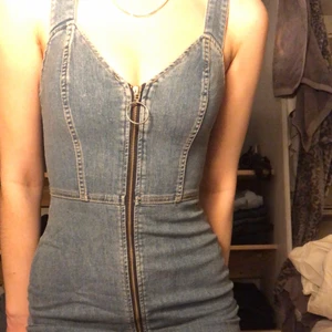 Denimklänning - Åtsittande Denimklänning från H&M strl S. Använd 1 gång. Om du har en idé om hur man kan få ett korrekt och så billigt fraktsätt så möjligt får du göra dela det!