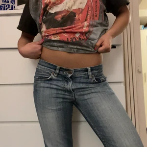 Bootcut jeans  - Ett par snygga bootcut/straight leg jeans som jag ÄLSKAR men har för mycket jeans just nu så får tyvärr sälja dom! Dom är klippta längst ner då dom var får långa för mig, så passar någon som är 157 och kortare! 💗 Köpare står för frakten, annars kan jag mötas i Sthlm 