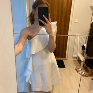 Studentklänning - Jättefin studentklänning från ASOS!! Säljer då jag har hittat en annan🥰 andra bilden är lånad!!